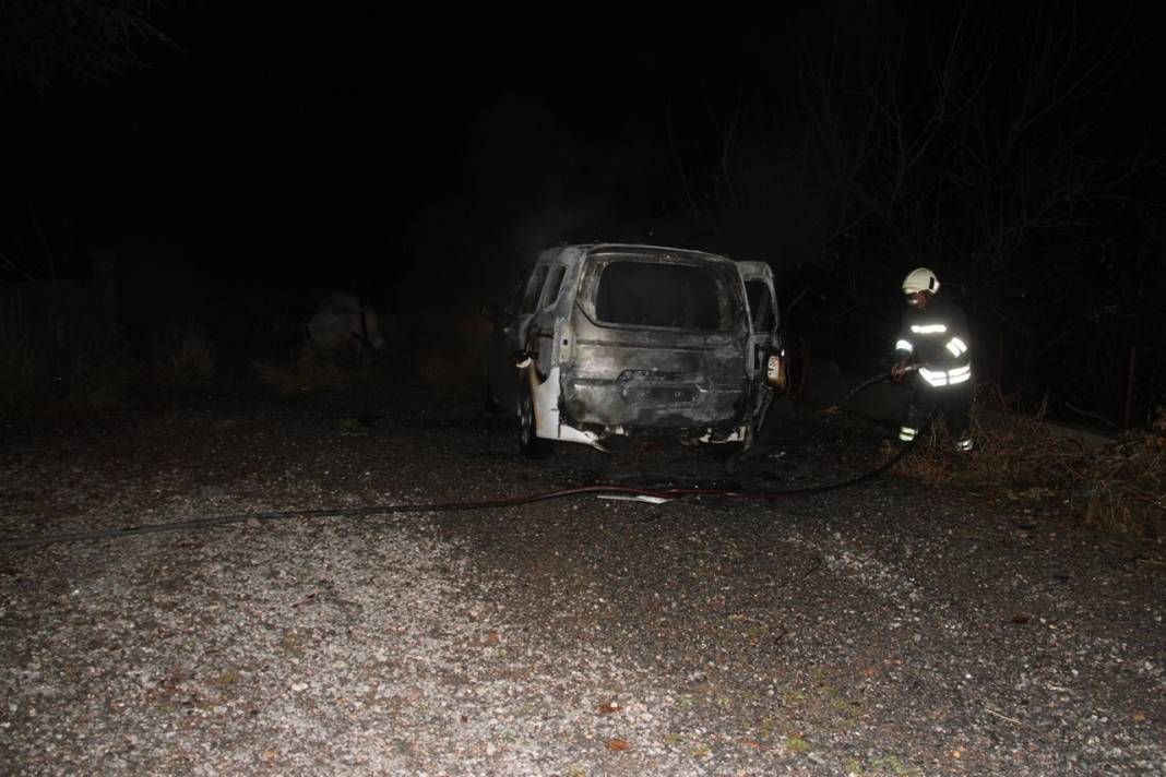 Konya'da ailesiyle tartışan kişi aracını yaktı 1
